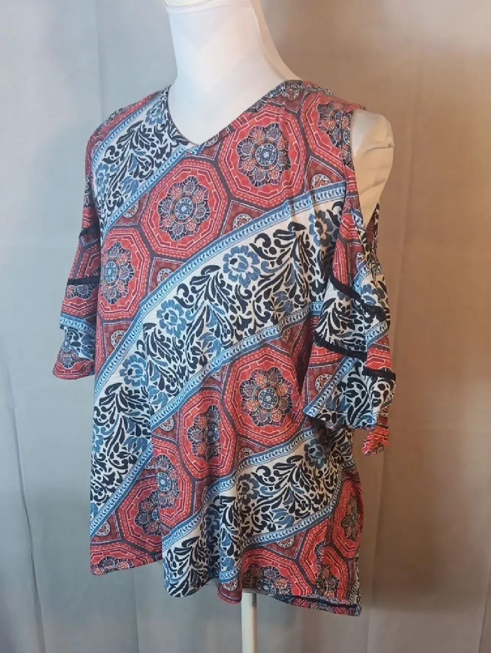 Cold-Shoulder V-Neck Printed Women's Tee in Red and Blue